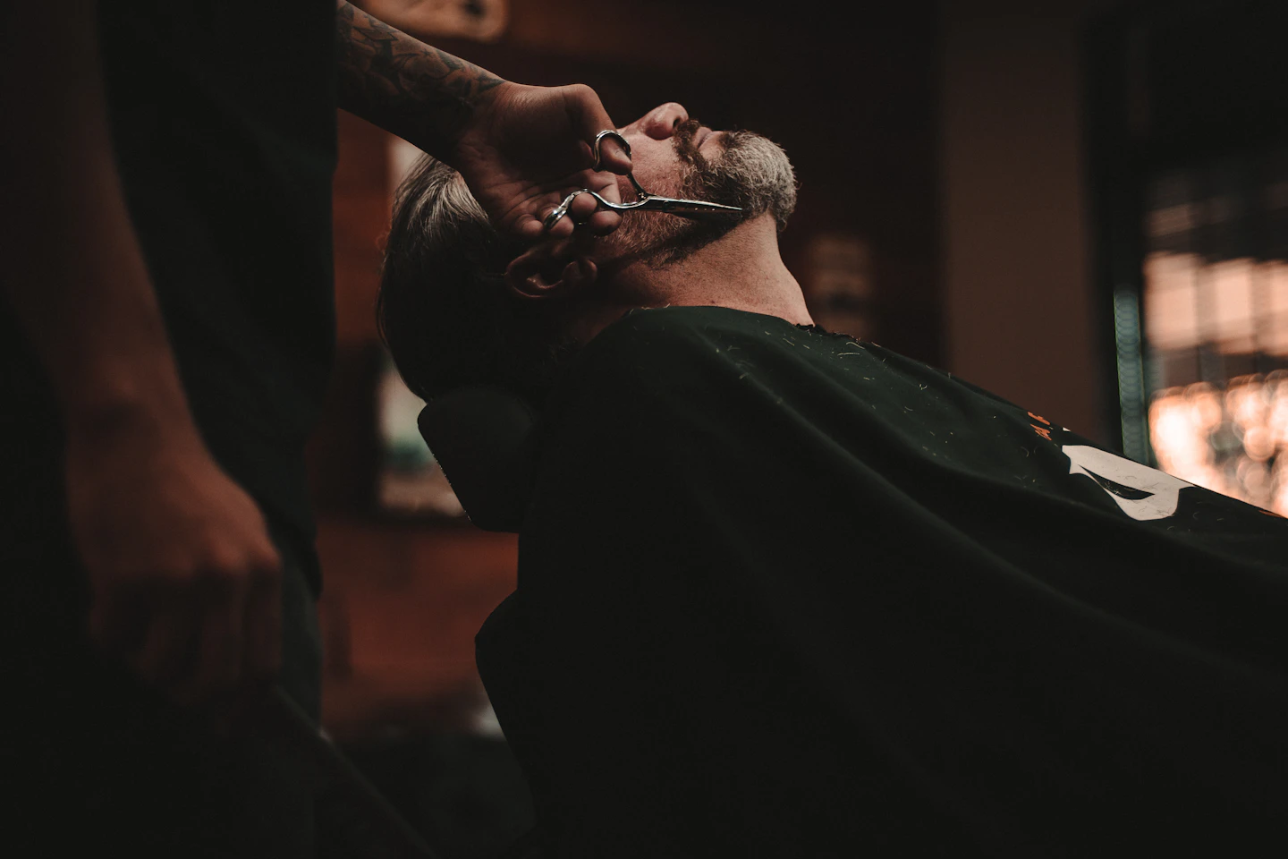 Barber afaitant un client amb navalla